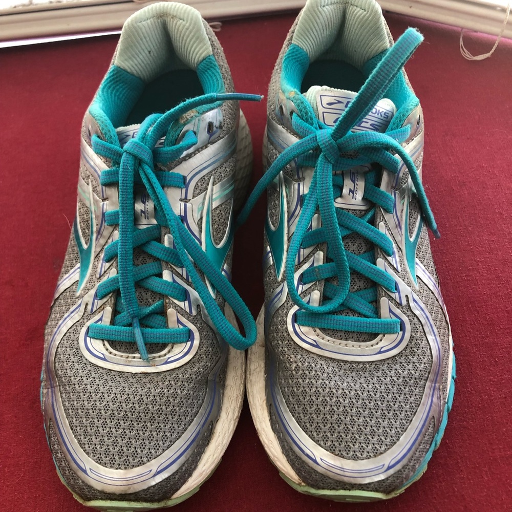 Brooks women’s size 7 athletic shoes. - Picture 2 of 9